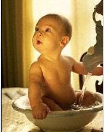 Bébé se baignant dans la bassine